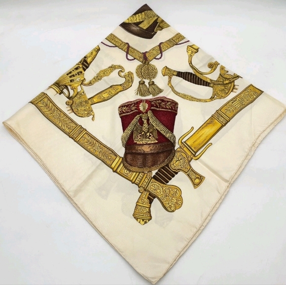 100%Authentic Hermes Carré 90 GRAND UNIFORME Ivory x Gold Silk Scarf W/Box - Picture 10 of 12